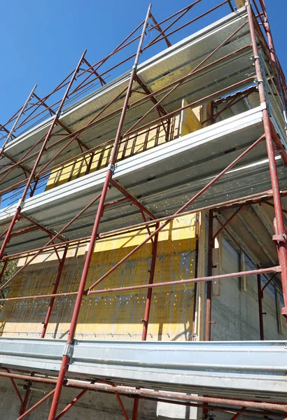 Edificio en construcción rodeado por un andamio —  Fotos de Stock