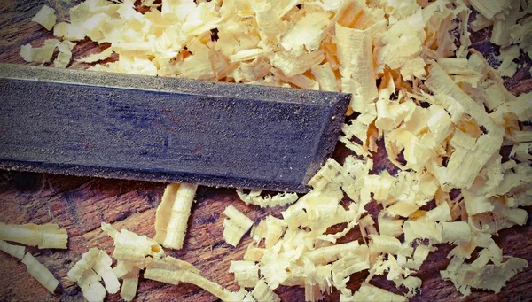 Chisel and shavings on the workbench of  carpenter — Stock Photo, Image