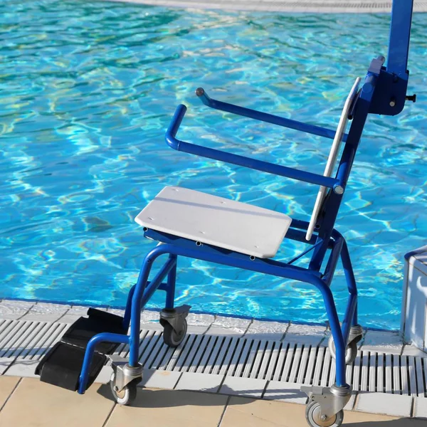 Spezielle Rollstühle für das Schwimmbad — Stockfoto