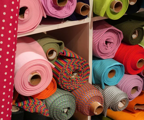 Fabrics of varieties in the textiles and fabrics shop — Stock Photo, Image