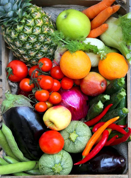 Doos met groenten en fruit — Stockfoto