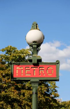 Paris, Fransa - 17 Ağustos 2018: Str ile Eski Stil Metro Sinyali