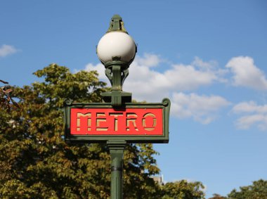 Paris, Fransa - 17 Ağustos 2018: Sokak ile Fransız Metro Tabelası 