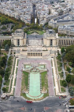 Parigi, Fransa - 21 Ağustos 2018: Fontaines de Chaillot ve Plac