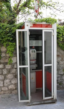 Venzone, Ud, İtalya - 22 Nisan 2019: eski İtalyan telefon kulübesi zekâsı