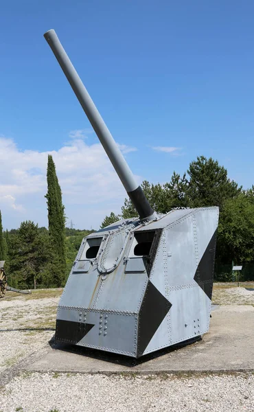 Redipuglia, GO, Italy - June 3, 2017: old armored cannon used du — Stock Photo, Image