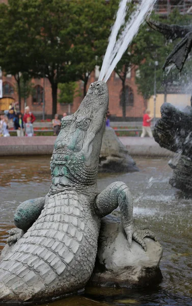 Berlino, B, Germany - August 16, 2017: crocodile statue that spi — стоковое фото