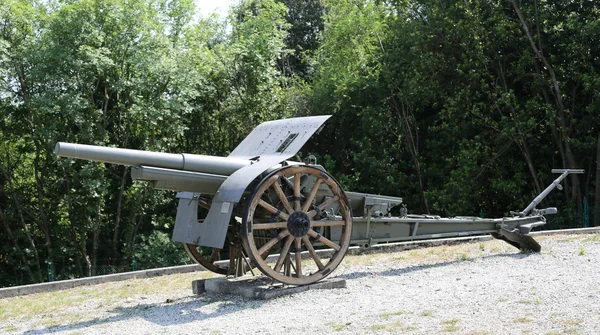 Redipuglia, GO, Itália - 3 de junho de 2017: canhão antigo usado durante — Fotografia de Stock