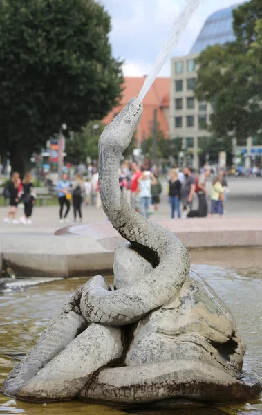 Berlino, B, Germania - 16 agosto 2017: statua del serpente che — Foto Stock