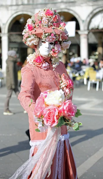 Veneza, VE, Itália - 5 de fevereiro de 2018: mulher com vestido de flor em — Fotografia de Stock