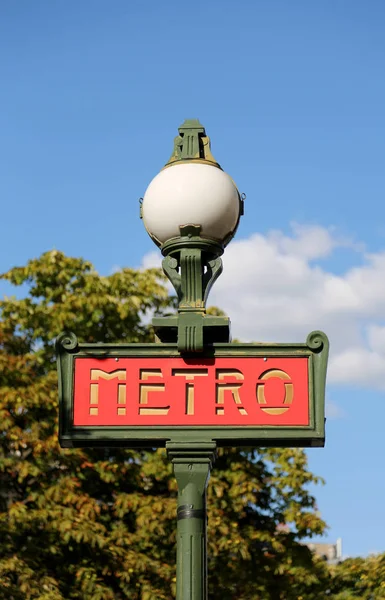 Paris, Franța - 17 august 2018: Semnal de metrou în stil vechi cu str. — Fotografie, imagine de stoc