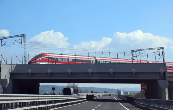 ローマ、イタリア - 2019年3月3日:フレッチェと呼ばれるスピードレッドイタリアの列車 — ストック写真