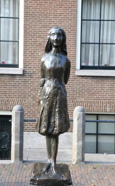 アムステルダム、オランダ - 8月 22, 2017: アン・フランの彫刻 — ストック写真