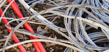 bir çöplükte eskimiş elektrik kablosu