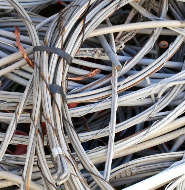 bir çöplükte elektrik bakır kabloları