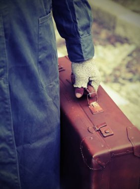 eski deri bavul ve eldiven ile adam