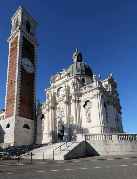 Zvonice a bazilika Berica Mount v italské Vicenza — Stock fotografie