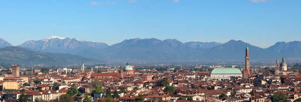 Stadsgezicht van Vicenza stad in Noord-Italië met de beroemde monu — Stockfoto