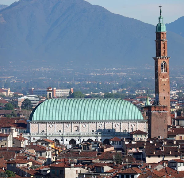 Monumento italiano della città di Vicenza chiamato Basilica Palladia — Foto Stock