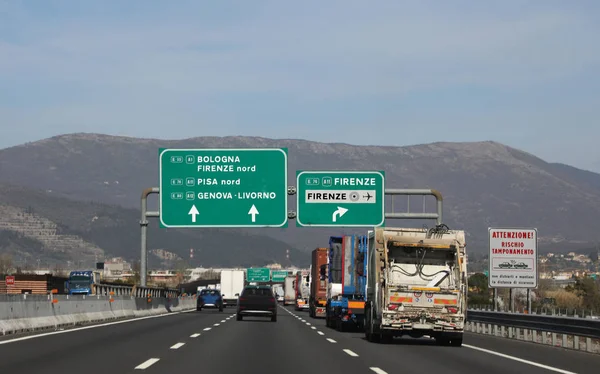 Olasz közlekedési táblák Toszkánában Firenze közelében, és sok teherautó — Stock Fotó