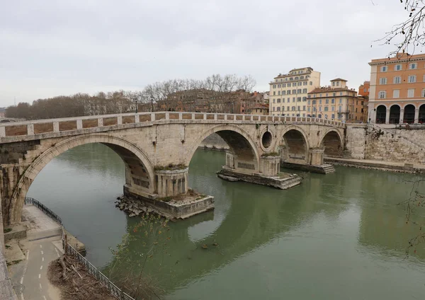 Starověký Bidge zvaný Ponte Sisto v Římě Itálie — Stock fotografie