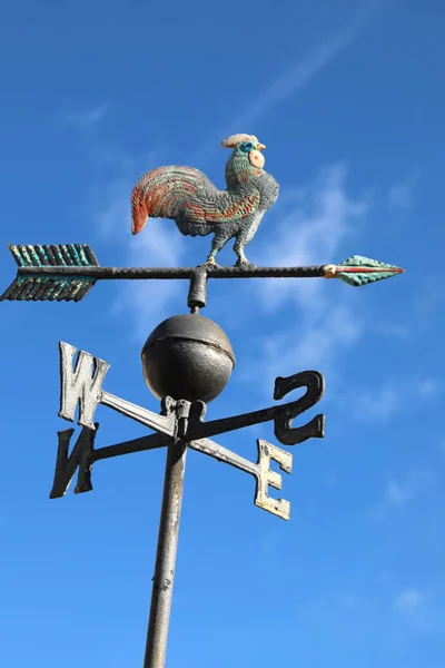Vieille weathercock en fer sur fond de ciel bleu — Photo