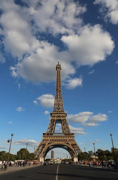 Estrada e a torre Eiffel em Paris — Fotografia de Stock