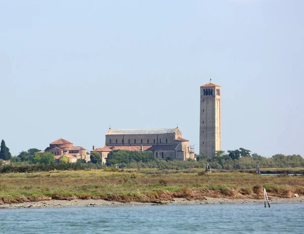 Venedik yakınlarındaki Torcello Adası'ndaki Antik Kilise ve çan kulesi — Stok fotoğraf