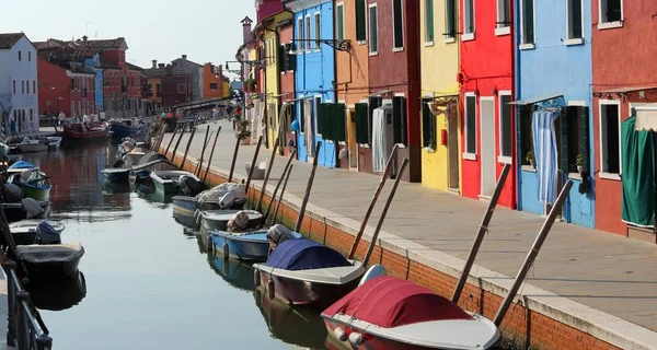 Buranoøya nær Venezia i Italia – stockfoto