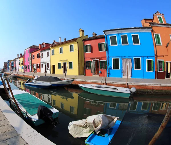 Burano eiland in de buurt van Venetië in Italië en de beroemde beschilderde huizen — Stockfoto