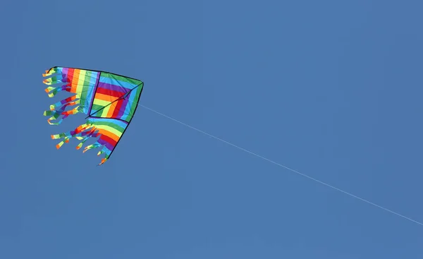 Cerf-volant sur le ciel avec des couleurs vives — Photo