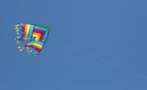 Cometa en el cielo con colores vivos — Foto de Stock