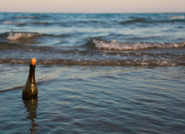 Хвилі океану і пляшка з секретним повідомленням — стокове фото