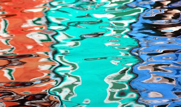 Colorful houses on the island of Burano are reflected in a canal — Stock Photo, Image