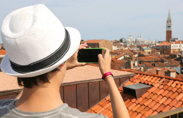 Garçon prend des photos avec smartphone au clocher de Saint-Marc i — Photo