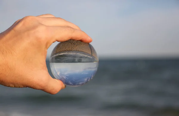 Kryształowe szkło na dłoni — Zdjęcie stockowe