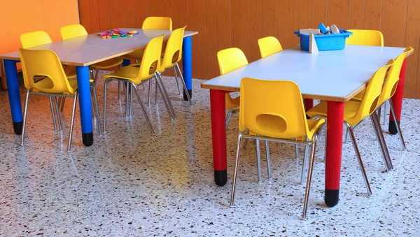 Mesas en el aula de kindergarten —  Fotos de Stock