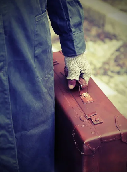 Человек со старым кожаным чемоданом и перчатками — стоковое фото