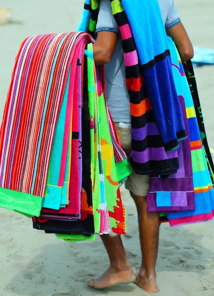 Descalzo de pedal de tela y toallas en la playa —  Fotos de Stock