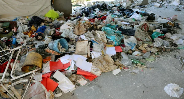 Gebroken vuile voorwerpen na de uitzetting van dakloze schuilplaats — Stockfoto
