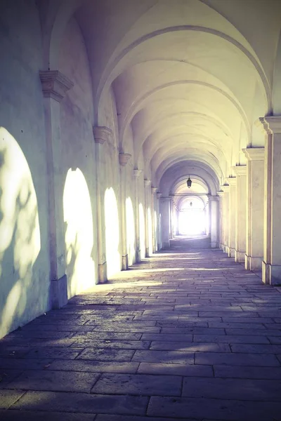 Ljus i slutet av tunneln med gamla tonas effekter — Stockfoto