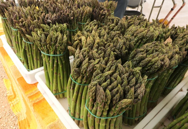 Fasci di punte di asparagi verdi in vendita — Foto Stock