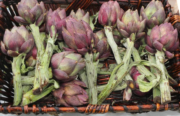 Many ripe artichokes in the box — Stock Photo, Image