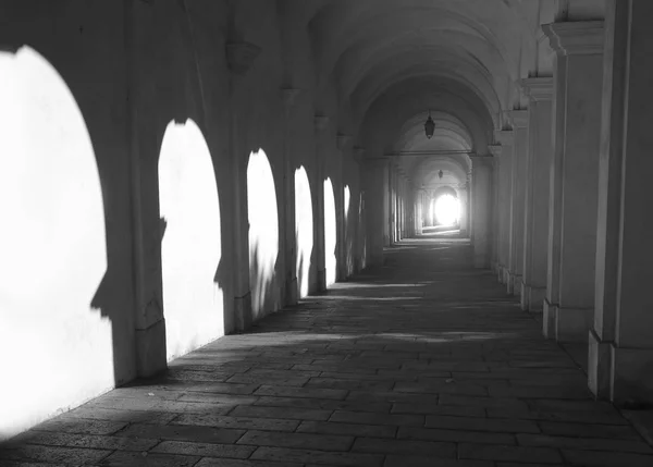 Licht aan het einde van de tunnel van bogen in Italië — Stockfoto