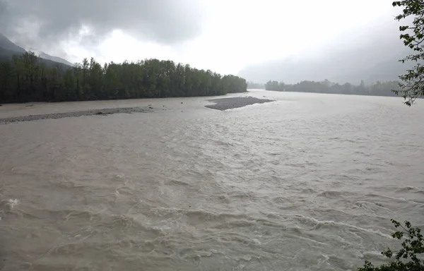 Inundación del río Tagliamento durante un aguacero en Italia — Foto de Stock