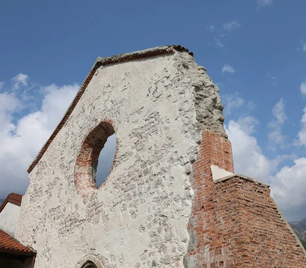 Rosenfenster einer alten Kirche in venzone im Friaul — Stockfoto