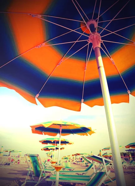 大遮阳伞在海滩上与色调老效果 — 图库照片