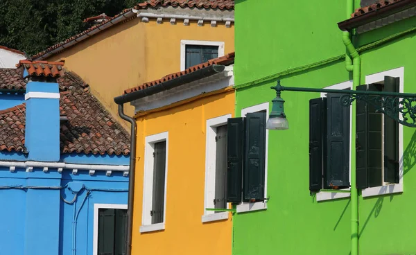 İtalya'da Venedik yakınlarındaki Burano Adası ve boyalı evler — Stok fotoğraf