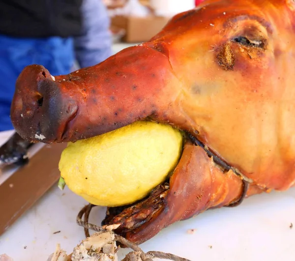 भुना हुआ सूअर और मुंह में एक पीला नींबू — स्टॉक फ़ोटो, इमेज