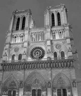 Notre Dame Katedrali Paris'te siyah ve whi ile yangın dan önce